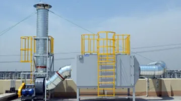 Substituição de carvão ativado em equipamentos de tratamento de gases de escape.